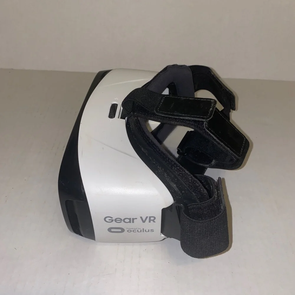 Samsung Gear VR SM-R322 Headset & Controller Powered by Oculus